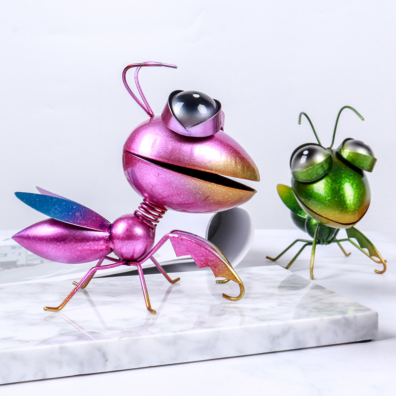 Wholesale ODM Designs Shining Mini Praying Mantis Decor Metal Ornaments Sculptures for Home And Garden Yard Art Decor